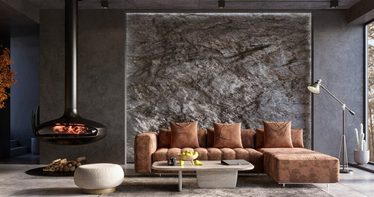 Modernes Wohnzimmer mit braunem Samtsofa, schwebendem Kaminofen, Natursteinwand als Akzentwand und stilvoller Einrichtung.