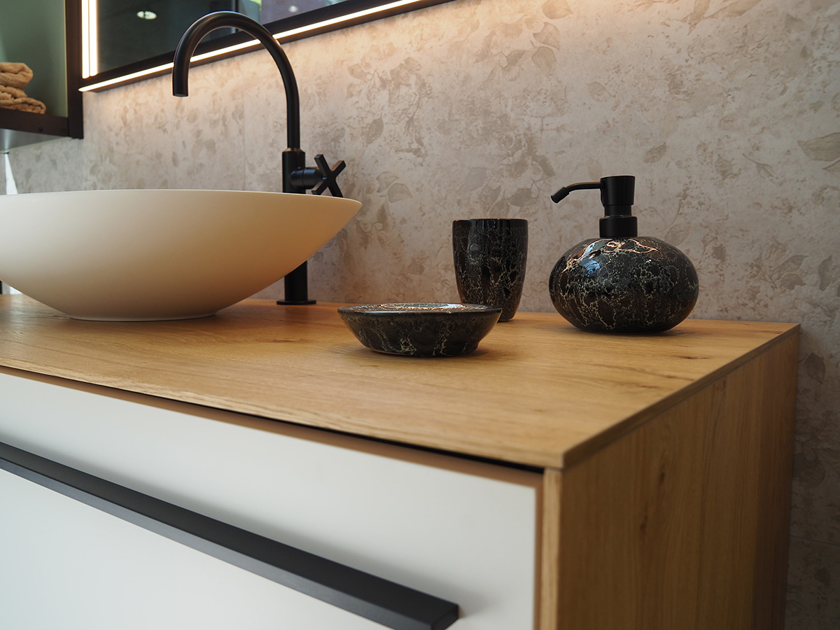 Auswahl an Naturstein- und Keramikplatten in verschiedenen Farben und Strukturen im Showroom